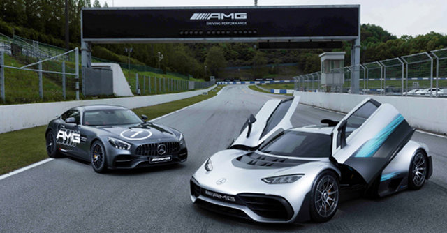 스피드웨이에서 AMG GT S(왼쪽)와 프로젝트 원이 위용을 뽐내고 있다. 메르세데스벤츠 제공