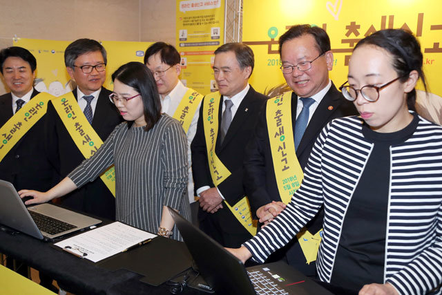 8일 서울 서초구 서울성모병원에서 지난달 아이를 낳은 최서연(37·왼쪽에서 세 번째), 최희주 씨(36·오른쪽)가 온라인 
출생신고를 해보고 있다. 김부겸 행정안전부 장관(오른쪽에서 두 번째)이 흐뭇하게 지켜보고 있다. 전국 18개 지정 병원에서 아이를
 낳은 산모는 컴퓨터나 스마트폰으로 출생신고를 할 수 있다. 행정안전부 제공