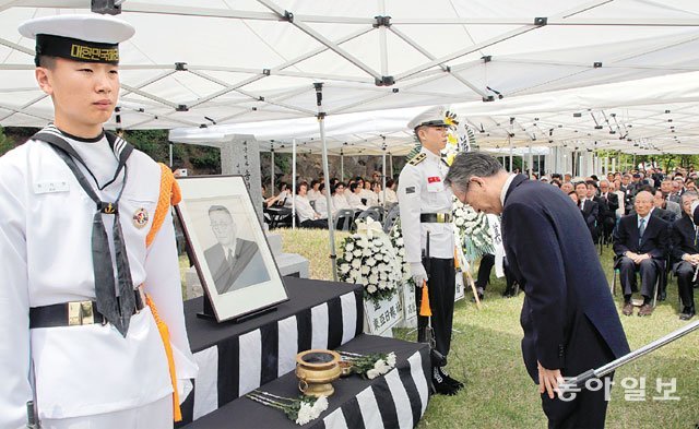 8일 고하 송진우 선생 탄생 128주년 추모식에서 헌화한 뒤 묵념하는 김형오 전 국회의장. 홍진환 기자 jean@donga.com