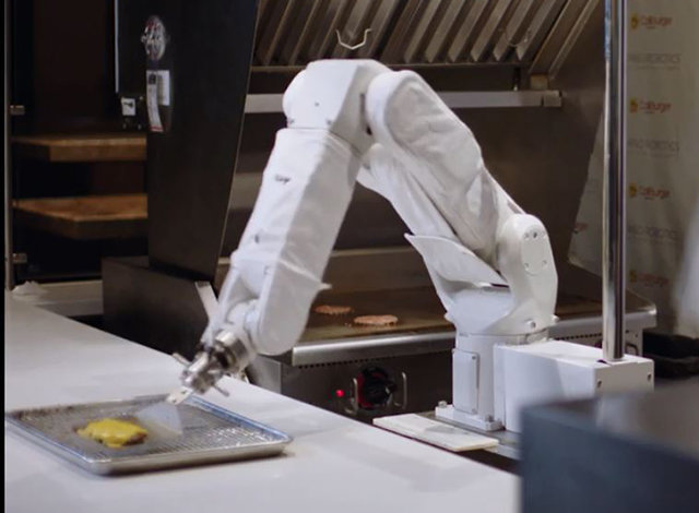 미국 캘리포니아주 패서디나 햄버거 체인점에 도입된 햄버거 굽는 로봇 ‘플리피’. 미소로보틱스가 개발한 이 로봇은 인공지능(AI)과 센서를 통해 햄버거 패티가 얼마나 익었는지 확인하고 뒤집을 수 있는 기능이 있다. 미소로보틱스 제공