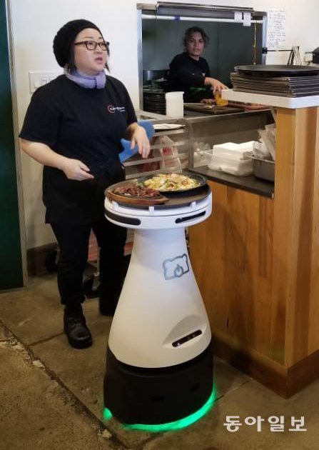 실리콘밸리의 베어로보틱스가 개발한 음식 서빙 로봇 ‘페니’. 인공지능(AI) 기술을 활용해 주문한 음식을 손님 좌석에 정확하게 배달하고 돌아올 수 있다. 실리콘밸리=박용 특파원 parky@donga.com