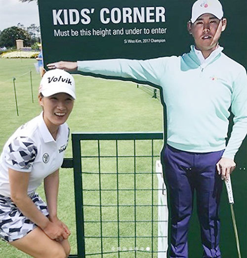 미국여자프로골프(LPGA)에서 뛰는 최운정이 김시우의
사진이 활용된 입간판 아래에서 재미있는 포즈를 취
했다. LPGA투어 인스타그램 캡처
