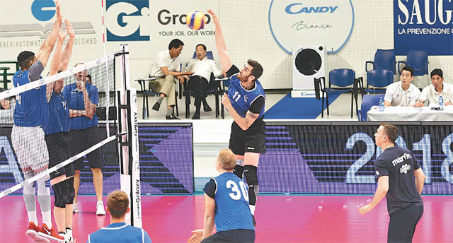 9일 이탈리아 몬차에서 열린 한국배구연맹(KOVO) 프로리그 남자부 외국인 선수 트라이아웃에서 각 팀 관계자들이
선수들의 움직임을 면밀히 관찰하고 있다. 한국배구연맹 제공