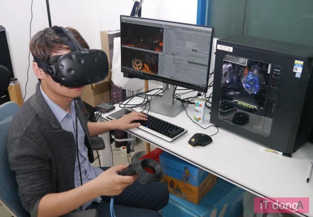개발중인 VR 콘텐츠를 시험하고 있는 최후양 팀장(출처=IT동아)