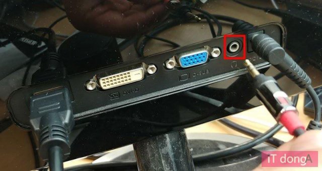 스피커가 없는 HDMI 모니터는 후면의 음성출력 포트에 스피커를 연결해 소리를 들을 수 있다(출처=IT동아)