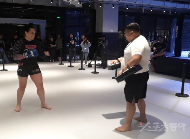 가비 가르시아(왼쪽)와 아오르꺼러가 중국 북경 산리툰에 위치한 ‘로드 멀티 스페이스‘에서 공개 합동 훈련을 진행하고 있다. 북경(중국) ｜ 장은상 기자 award@donga.com