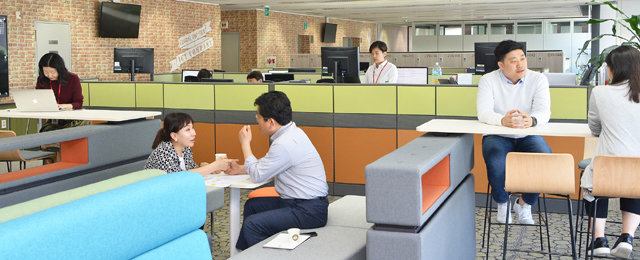 SK㈜ C&C 구성원들이 10일 경기 성남시 분당 사옥에 새로 만들어진 공유 오피스에서 업무를 보고 있다. 사옥의 4개 
층이 공유 오피스 형태로 바뀌어 고정 좌석이 사라지고 개방과 공유를 위한 공간으로 탈바꿈했다. SK㈜ C&C 제공