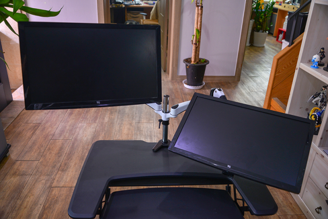 틸트 기능 역시 조절할 수 있는 각도가 넓어 터치 스크린 기능을 지원하는 모니터나 베사 홀이 있는 태블릿을 부착해 사용하기 어울린다(출처=IT동아)