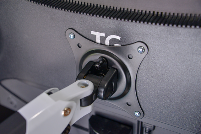 베사 마운트 뒤에 있는 고정 나사를 조여서 회전하지 않도록 고정할 수도 있다(출처=IT동아)