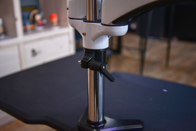 암 고정용 클램프를 이용해 기본적인 높이를 고정할 수 있다(출처=IT동아)