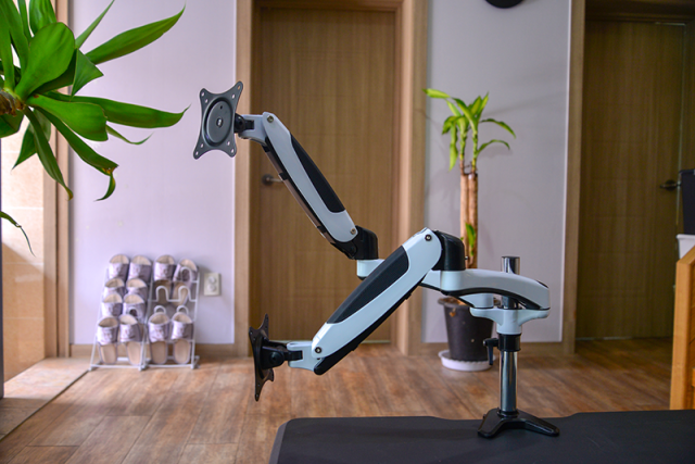 상하 90도 각도로 움직여 모니터 높이를 조절한다(출처=IT동아)