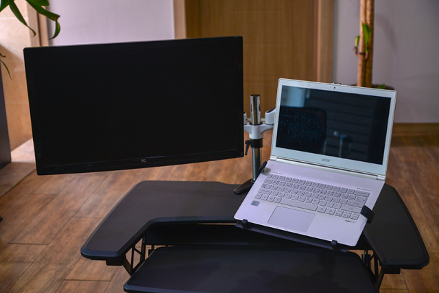 듀얼 모니터 거치대와 노트북 받침대를 이용해 모니터 + 노트북의 구성으로 사용하는 것도 가능하다(출처=IT동아)