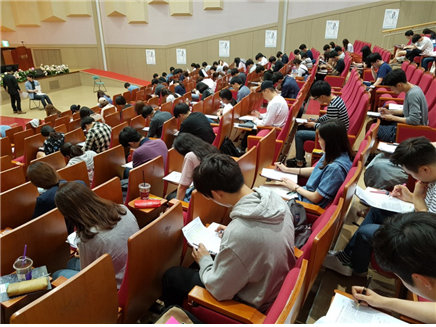 지난해 5월 20일 서울 중구 동국대 본관 중강당에서 열린 제5회 대한민국 신문논술대회 대학·일반부 응시자들이 제시된 논제를 읽고 진지한 표정으로 논술문 작성에 몰입하고 있다. 사진 제공: 한국조사기자협회