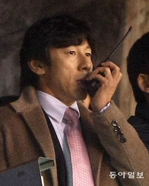 프로축구 성남을 이끌던 2009년 당시 관중석에서 무전기로 벤치에 있는 코치에게 작전을 지시하는 신태용 감독. 동아일보DB