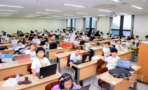 아이들에게 창의력과 문제해결 능력을 키워주기 위해 마련된 제2회 전국어린이코딩경진대회가 12일 고려대 세종캠퍼스에서 열렸다. 경기를 마친 어린이들이 카메라를 보며 익살맞은 포즈를 취해 보이고 있다. 세종｜김진환 기자 kwangshin00@donga.com