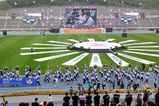 전국 1800만 생활체육 동호인들의 축제인 2018 전국생활체육대축전이 10∼13일 충남 일원에서 열렸다. 11일 아산 이순신종합운동장에서 열린 개막식에서 충청북도 선수단이 입장하고 있다. 아산 ㅣ 양형모 기자 ranbi@donga.com