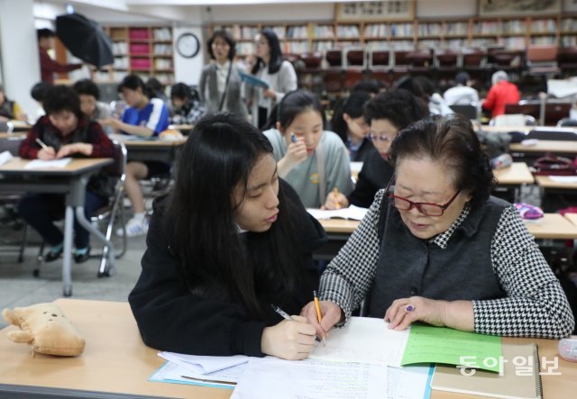 만학도 할머니들의 선생님 된 서울여중 학생들
12일 토요일 오전,서울 마포구 염리동 일성여자중학교 지하1층 다목적실
스승의날 맞이 일성여중-서울여중 멘토링 현장르포. 만학도 할머니들의 선생님 된 서울여중 학생들. 사진 김동주 기자 zoo@donga.com