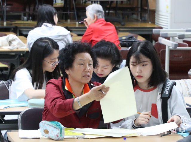 만학도 할머니들의 선생님 된 서울여중 학생들
12일 토요일 오전,서울 마포구 염리동 일성여자중학교 지하1층 다목적실
스승의날 맞이 일성여중-서울여중 멘토링 현장르포. 만학도 할머니들의 선생님 된 서울여중 학생들. 사진 김동주 기자 zoo@donga.com