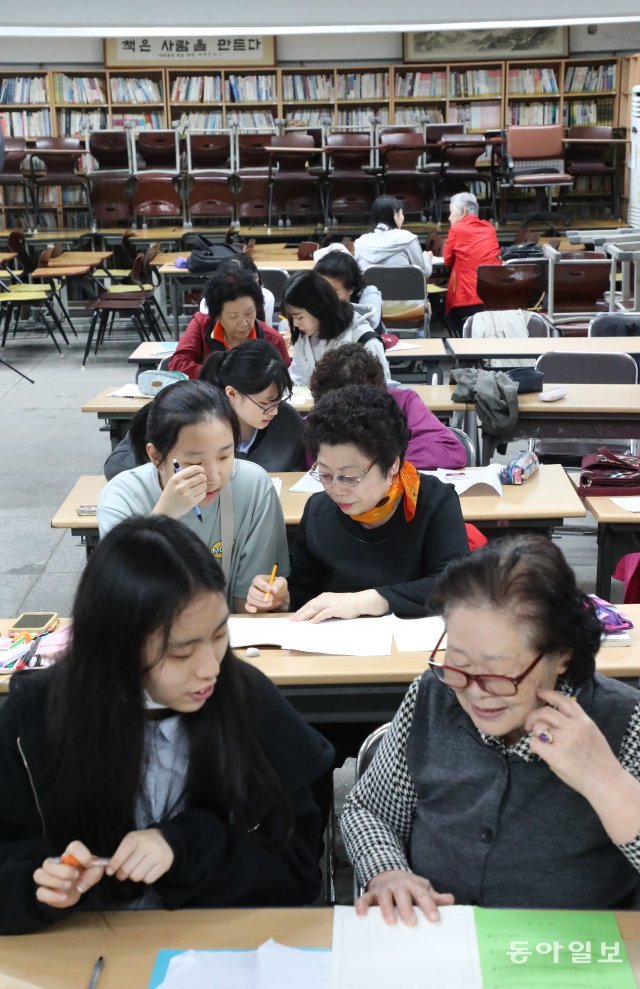 만학도 할머니들의 선생님 된 서울여중 학생들
12일 토요일 오전,서울 마포구 염리동 일성여자중학교 지하1층 다목적실
스승의날 맞이 일성여중-서울여중 멘토링 현장르포. 만학도 할머니들의 선생님 된 서울여중 학생들. 사진 김동주 기자 zoo@donga.com