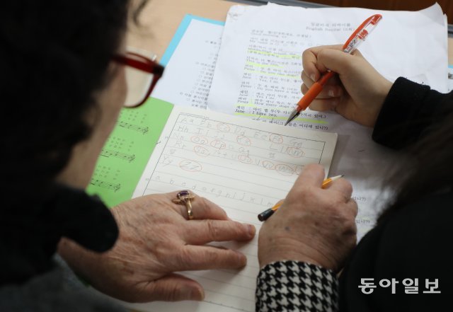 만학도 할머니들의 선생님 된 서울여중 학생들
12일 토요일 오전,서울 마포구 염리동 일성여자중학교 지하1층 다목적실
스승의날 맞이 일성여중-서울여중 멘토링 현장르포. 만학도 할머니들의 선생님 된 서울여중 학생들. 사진 김동주 기자 zoo@donga.com