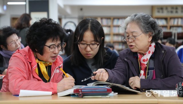 만학도 할머니들의 선생님 된 서울여중 학생들
12일 토요일 오전,서울 마포구 염리동 일성여자중학교 지하1층 다목적실
스승의날 맞이 일성여중-서울여중 멘토링 현장르포. 만학도 할머니들의 선생님 된 서울여중 학생들. 사진 김동주 기자 zoo@donga.com