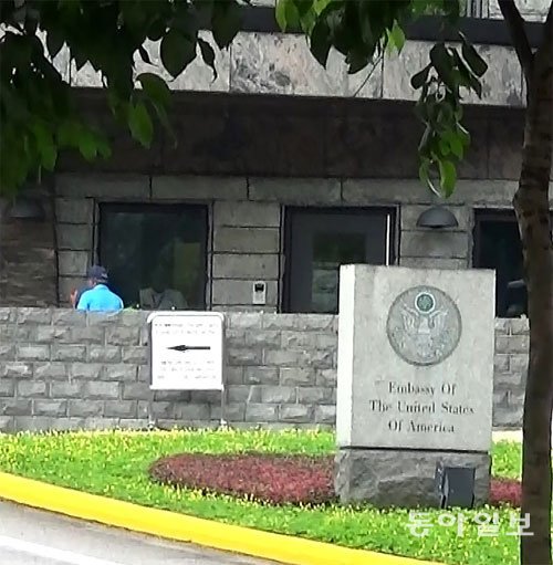 11일 주싱가포르 미국대사관 앞에서 보안요원이 주변을 살피고 있다. 대사관 관계자는 사진을 찍는 기자에게 “이 구역을 촬영하면 조사를 받을 수 있다”며 예민한 반응을 보였다. 싱가포르=정동연 특파원 call@donga.com