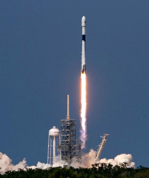 스페이스X의 재사용 로켓 팰컨9의 신형이자 최종 완성 모델인 ‘팰컨9-블록5’가 방글라데시의 통신위성 ‘방가반두-1’을 싣고 11일(현지 시간) 성공적으로 발사됐다. 스페이스X 제공