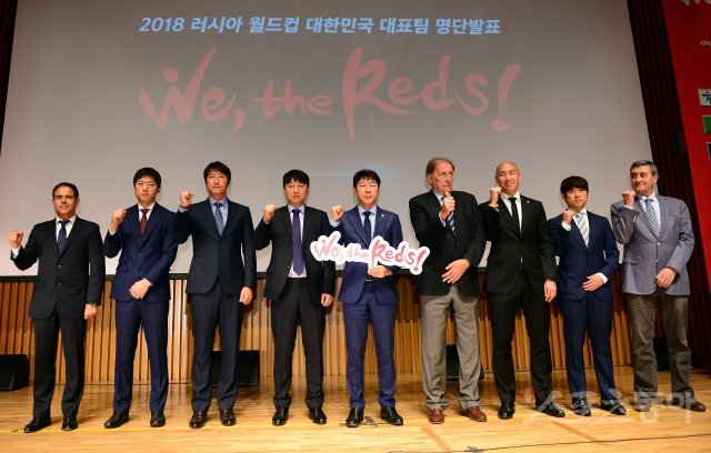 2018러시아월드컵을 준비할 축구대표팀의 소집훈련 명단이 공개됐다. 수비수 12명을 발탁해 큰 폭의 경쟁을 예고한 가운데 뉴 페이스들의 발탁과 잊혀진 베테랑들의 명예회복에 시선이 모아진다. 14일 서울시청에서 명단발표를 마친 신태용 감독(가운데)을 비롯한 대표팀 코칭스태프가 주먹을 쥐고 파이팅을 외치고 있다. 김민성 기자 marineboy@donga.com