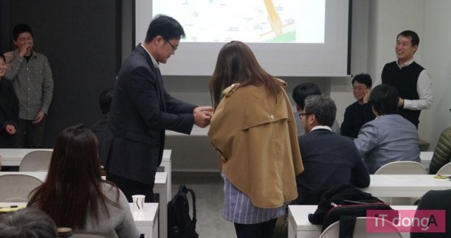 행사장에서 서로 명함을 교환하는 NRP 참가자들(출처=IT동아)