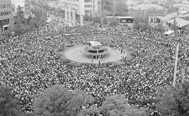 1980년 5월 14일부터 16일까지 사흘간 광주 옛 전남도청 앞 분수대에서 열린 민족민주화성회는 민주화에 대한 열망이 분출된 대중 집회였다. 박관현 열사는 성회에서 뛰어난 연설과 리더십으로 광주의 아들로 떠올랐다. 나경택 촬영