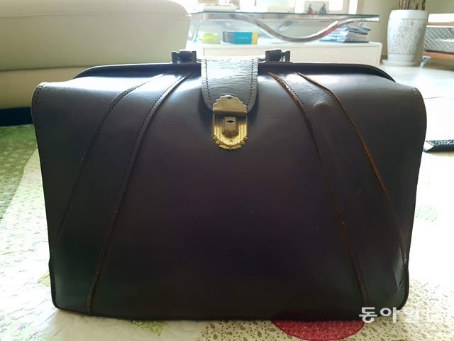 박관현 열사는 검정고무신과 염색한 군복바지를 입고 다닐 정도로 소탈했다. 법학개론 등 전공노트가 가득 들어있는 그의 가방은 작은 아버지에게서 물려받은 것이다. 이형주 기자 peneye09@donga.com