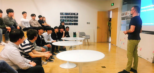 중국 청두 청년캠프에 참가한 선문대와 코리아텍 학생들이 13일 청두금융투자공사 관계자로부터 청년 창업에 대한 이야기를 듣고 있다. 선문대 제공