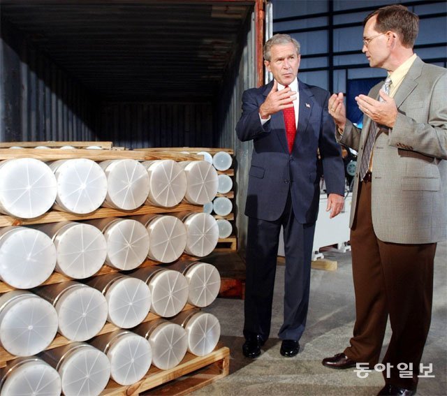 2004년 조지 W 부시 전 미국 대통령(왼쪽)이 테네시주 오크리지의 국립연구소를 방문해 리비아에서 운반된 핵무기 부품들을 둘러보고 있다. 동아일보DB