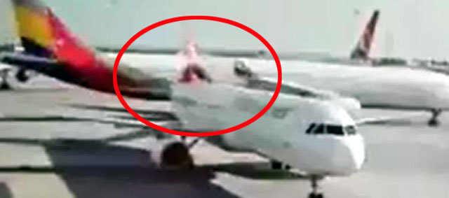 13일(현지 시간) 터키 이스탄불 아타튀르크 국제공항에서 아시아나항공 여객기가 터키항공 여객기 뒷부분을 치고 나가고 있다. 이 사고로 터키항공 여객기 꼬리 부분이 완전히 파손됐다(원 안). 유튜브 캡처