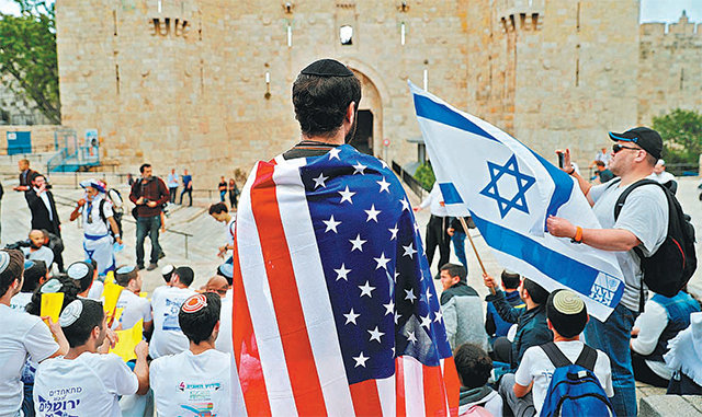 예루살렘의 날 성조기 두르고… 13일 한 이스라엘 남성이 예루살렘 올드시티의 팔레스타인 지구로 이어지는
 다마스쿠스 게이트 앞에 성조기를 몸에 두르고 서 있다. 이날은 ‘예루살렘의 날’로 이스라엘이 1967년 아랍 국가들과의 ‘6일 
전쟁’(3차 중동전쟁)에서 승리한 뒤 동(東)예루살렘을 강제 병합한 것을 기념하는 날이다. 예루살렘=AFP 뉴시스
