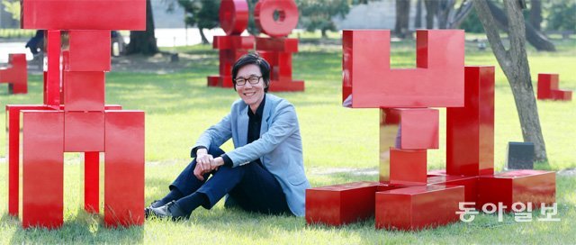 11일 경복궁 내 옛 집현전 터인 수정전에서 만난 한재준 교수는 훈민정음에 대해 “세계적인 글자 디자인 매뉴얼”이라고 표현했다. 그는 “훈민정음 서문에는 ‘우리나라 말이 중국과 다르기 때문에 만들게 됐다’는 디자인 철학을 담았고, 이후 디자인 원리와 활용 방법을 자연스럽게 소개한다”며 “575년이 지난 현대 디자인에도 그대로 적용되는 매뉴얼”이라고 말했다. 박영대 기자 sannae@donga.com