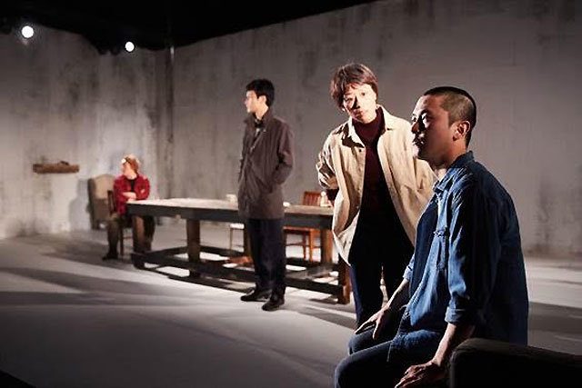 생명윤리와 장기 기증에 대해 윤리적 질문을 던지는 연극 ‘피와 씨앗’의 한 장면. 두산아트센터 제공