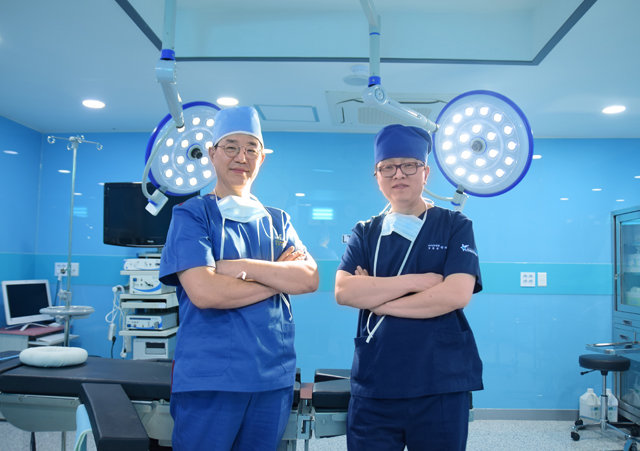 족관절염 치료 권위자 주인탁 박사(왼쪽)와 족부변형 수술 대가 박의현 병원장. 연세건우병원 제공