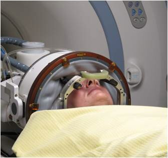뇌질환을 치료하기 위해 의료진이 자기공명영상(MRI) 촬영장비와 연동된 초음파 수술장비를 환자에게 부착했다.