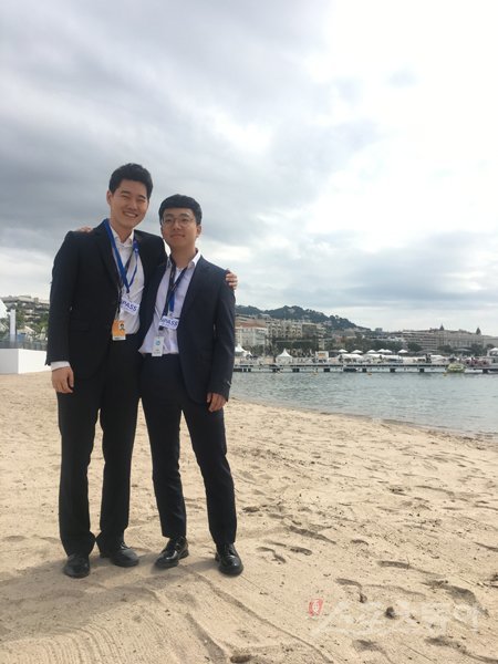 제71회 칸 국제영화제 비평가주간에 초청된 ‘모범시민‘의 연출을 맡은 김철휘 감독(오른쪽)과 주연배우 윤세현. 불법 경마장에서 벌어지는 일을 다룬 11분52초 분량의 단편영화를 칸에서 소개해 주목받고 있다. 칸(프랑스)｜이해리 기자 gofl1024@donga.com