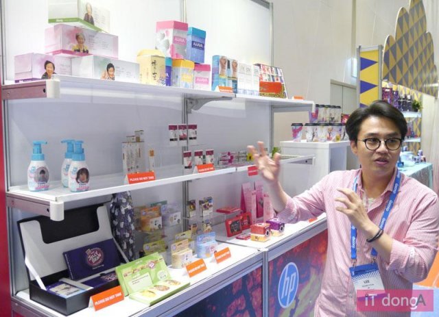 디스쿱 아시아 2018 행사에 전시된 HP 프린터 이용 제품들(출처=IT동아)