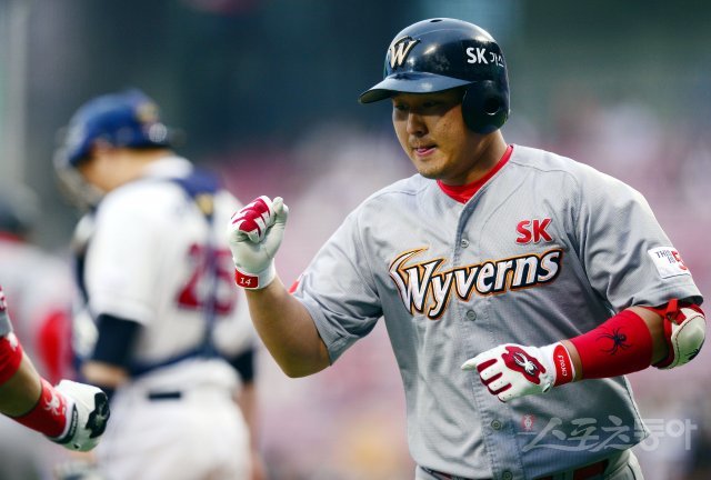 15일 서울 잠실야구장에서 ‘2018 신한은행 마이카 KBO리그’ 두산 베어스와 SK 와이번스의 경기가 열렸다. 1회초 2사에서 SK 최정이 두산 선발 후랭코프를 상대로 좌월 솔로 홈런을 쏘아 올린 뒤 주먹을 쥐며 환호하고 있다. 잠실 | 김민성 기자 marineboy@donga.com