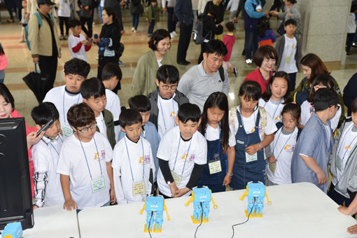 12일 고려대 세종캠퍼스에서 열린 제2회 전국어린이코딩경진대회에서 코딩으로 움직이는 로봇댄스 공연을 보고 있는 참가자들. 사진제공｜와이즈교육