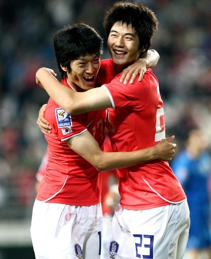 기성용(오른쪽)과 이청용. ‘쌍용’은 각각 A매치 99경기, 78경기에서 한국축구를 대표했다. 2010남아공월드컵에서 사상 첫 원정 16강 위업을 함께 이룬 쌍용은 러시아에서 또 한번 큰 꿈을 그린다. 스포츠동아DB