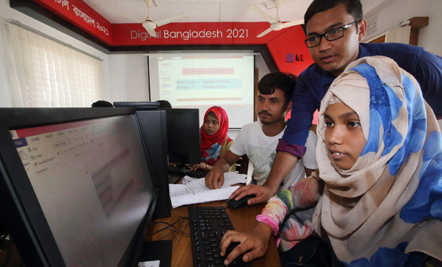 10일(현지 시간) 방글라데시 모헤시칼리섬의 마을회관을 개조해 만든 ‘IT 스페이스’에서 주민들이 컴퓨터 교육을 받고 있다. 여성
 교육에 보수적인 이슬람 문화권인데도 수강생의 40%가 여학생일 정도로 정보기술(IT) 교육에 대한 열기가 뜨겁다. KT 제공