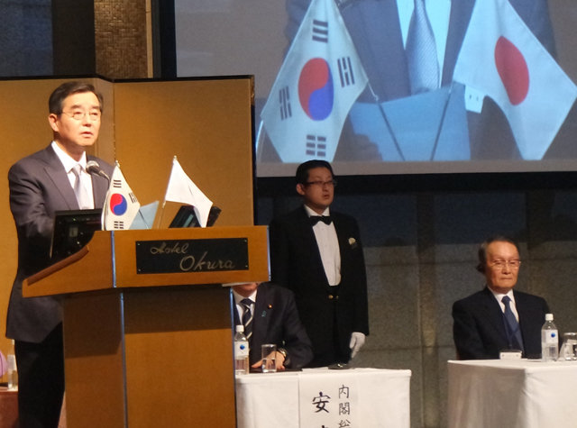 15일 일본 도쿄 오쿠라호텔에서 열린 제50회 한일경제인회의에서 김윤 삼양홀딩스 회장(한일경제협회 회장·왼쪽)이 개회사를 하고 있다. 한일경제협회 제공