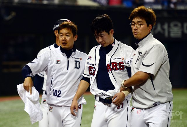 15일 서울 잠실야구장에서 ‘2018 신한은행 마이카 KBO리그‘ 두산 베어스와 SK 와이번스의 경기가 열렸다. 9회말 2사 1루에서 두산 김재환이 끝내기 홈런을 쏘아 올린 뒤 1루 주자 박건우가 세리머니도중 부상으로 고통을 호소하고 있다. 잠실 | 김민성 기자 marineboy@donga.com
