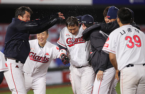 어느새 중위권이다. 2018시즌 개막 초반만 하더라도 최하위 불명예를 떠안았던 롯데는 텃세 없이 새 가족을 받아들이고, 적극적으로 후배의 적응을 돕는 등 개방적 조직문화로 분위기 반전을 이끌어냈다. 팀의 중심인 이대호(왼쪽에서 세 번째)의 힘도 컸다. 사진제공｜스포츠코리아