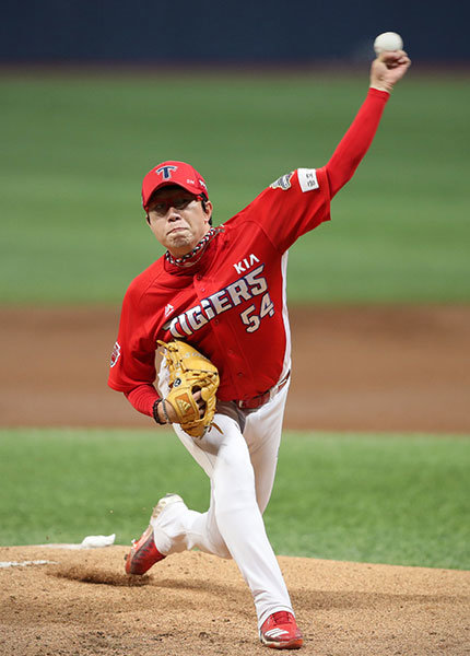 8이닝 9K. 역시 ‘대한민국 에이스’였다. KIA 양현종이 15일 고척 넥센전에서 깔끔한 투구 동작으로 볼을 뿌리고 있다. 그는 8이닝 1실점으로 시즌 6승 고지에 올랐다. 사진제공｜스포츠코리아
