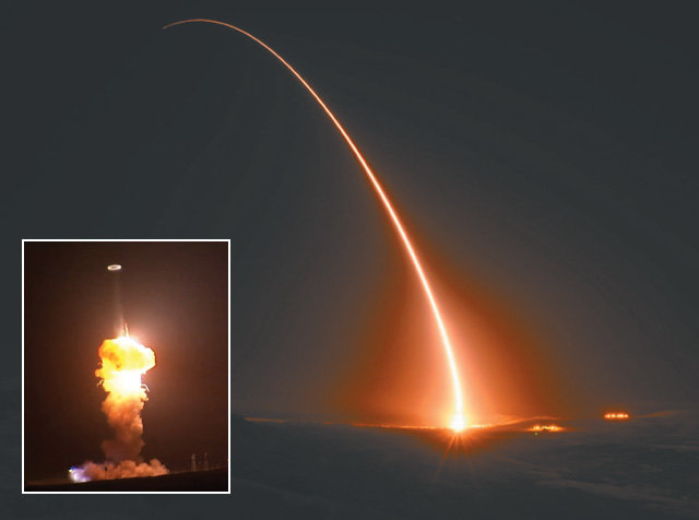 미국공군이 14일(현지 시간) 시험 발사한 대륙간탄도미사일(ICBM) ‘미니트맨 3’가 궤적을 그리며 솟구쳐 오르고 있다. 미니트맨이 캘리포니아주 반덴버그 공군기지에서 발사되는 순간(작은 사진). 미국 공군 제공